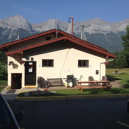 The Gateway Inn Canmore Extérieur photo