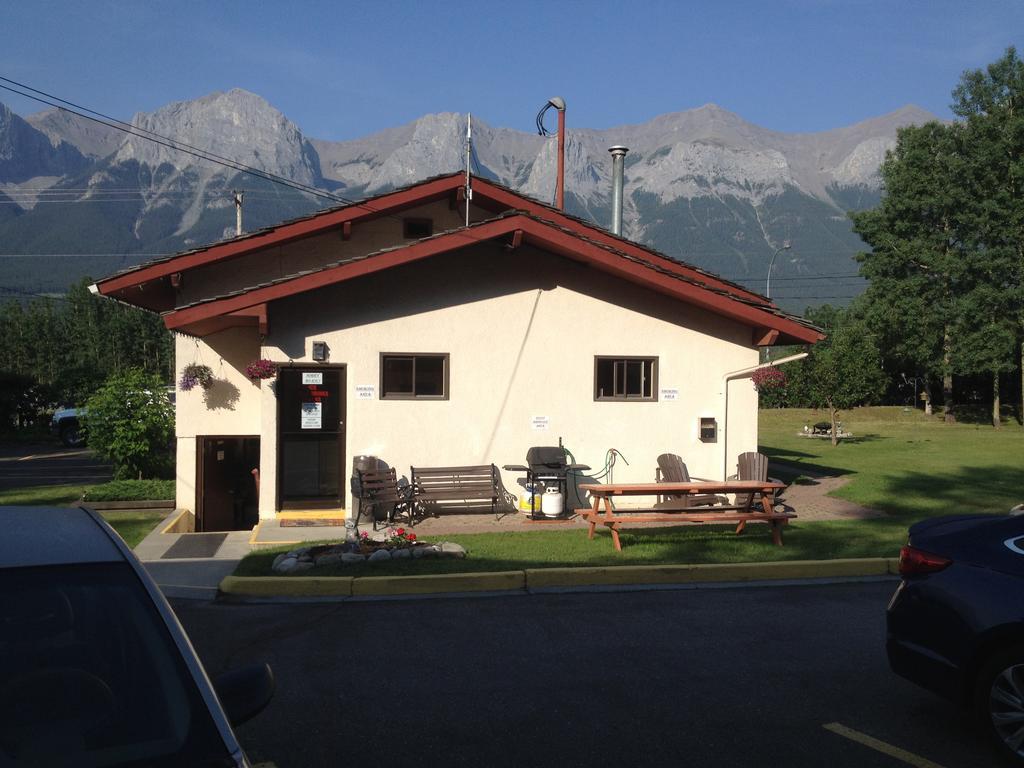 The Gateway Inn Canmore Extérieur photo